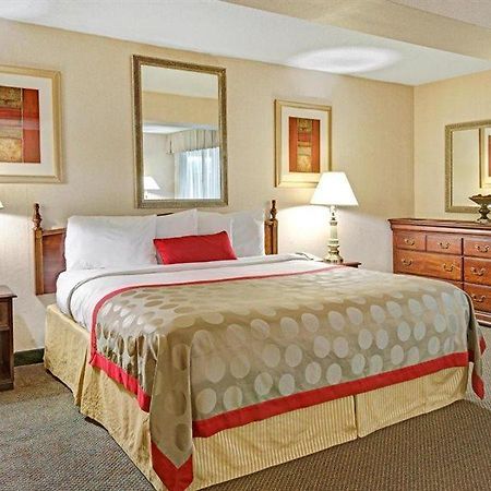 Ramada Overland Park Mission Экстерьер фото