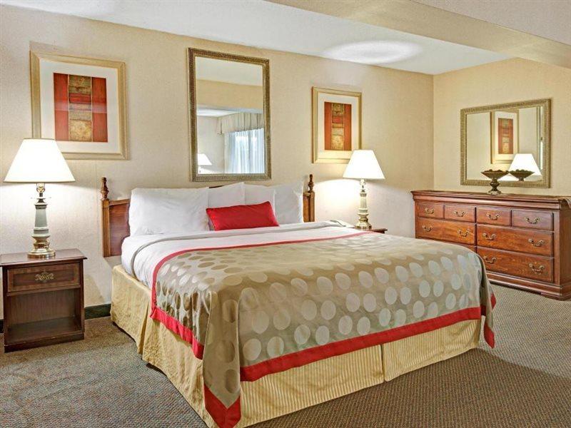 Ramada Overland Park Mission Экстерьер фото