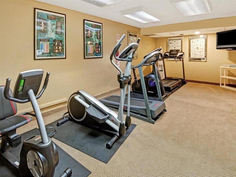 Ramada Overland Park Mission Экстерьер фото