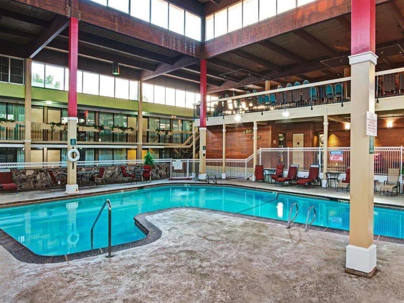 Ramada Overland Park Mission Экстерьер фото