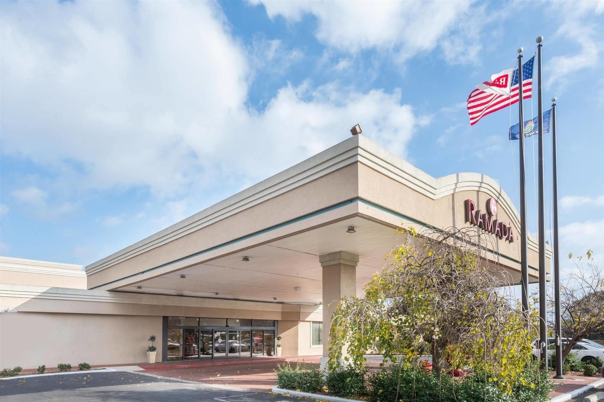 Ramada Overland Park Mission Экстерьер фото