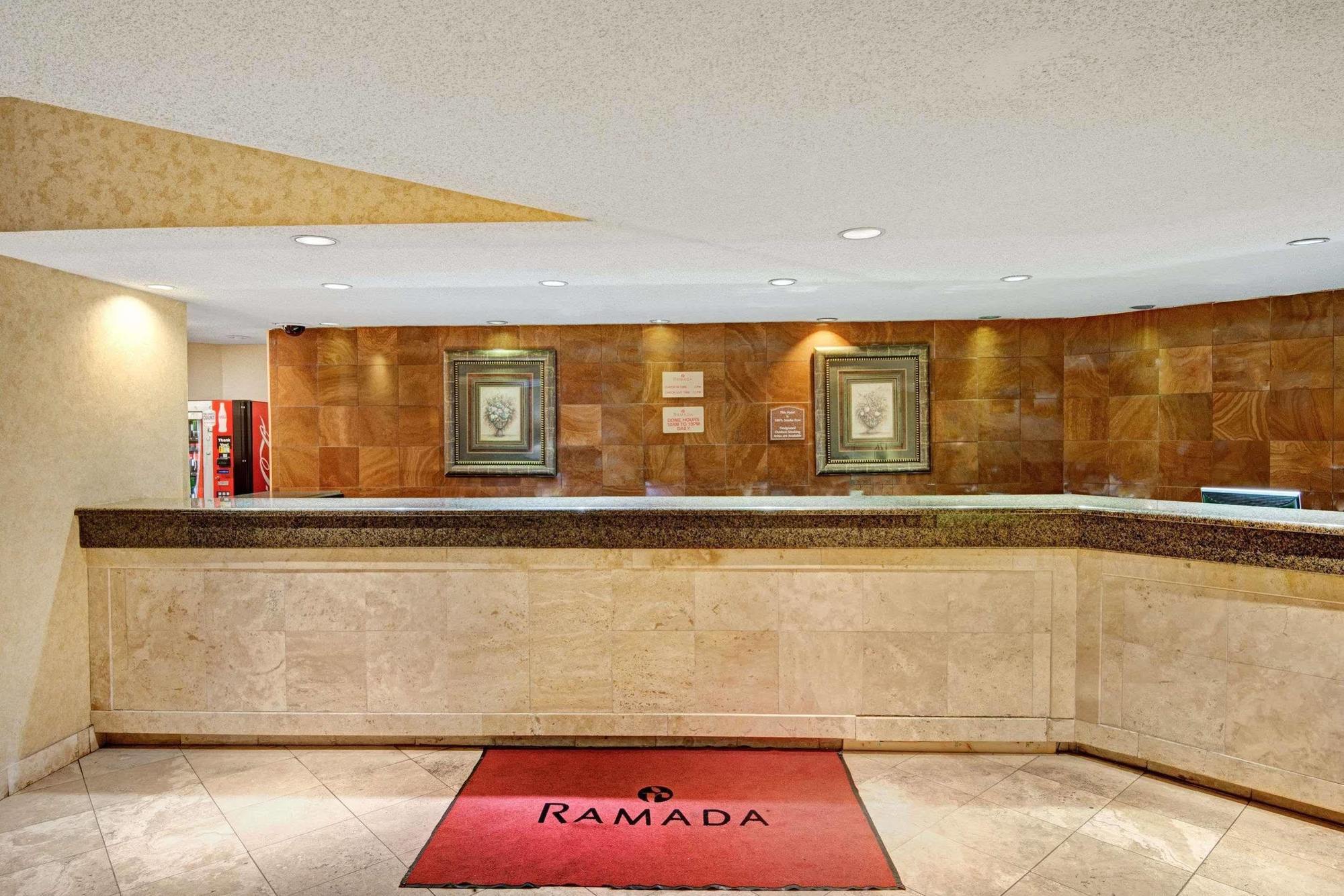 Ramada Overland Park Mission Экстерьер фото