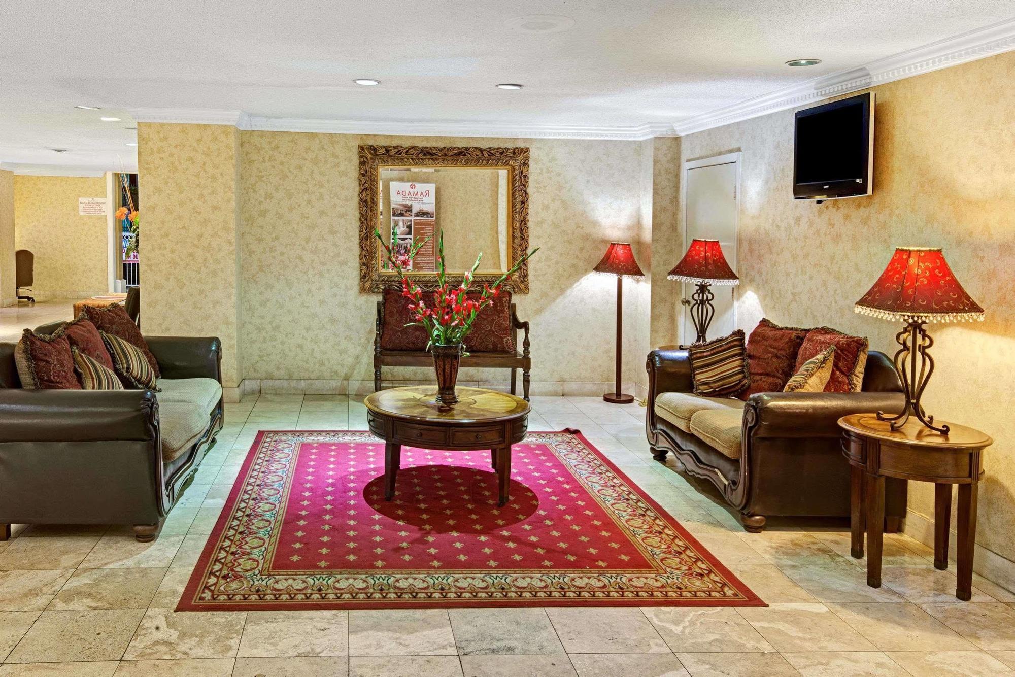 Ramada Overland Park Mission Экстерьер фото