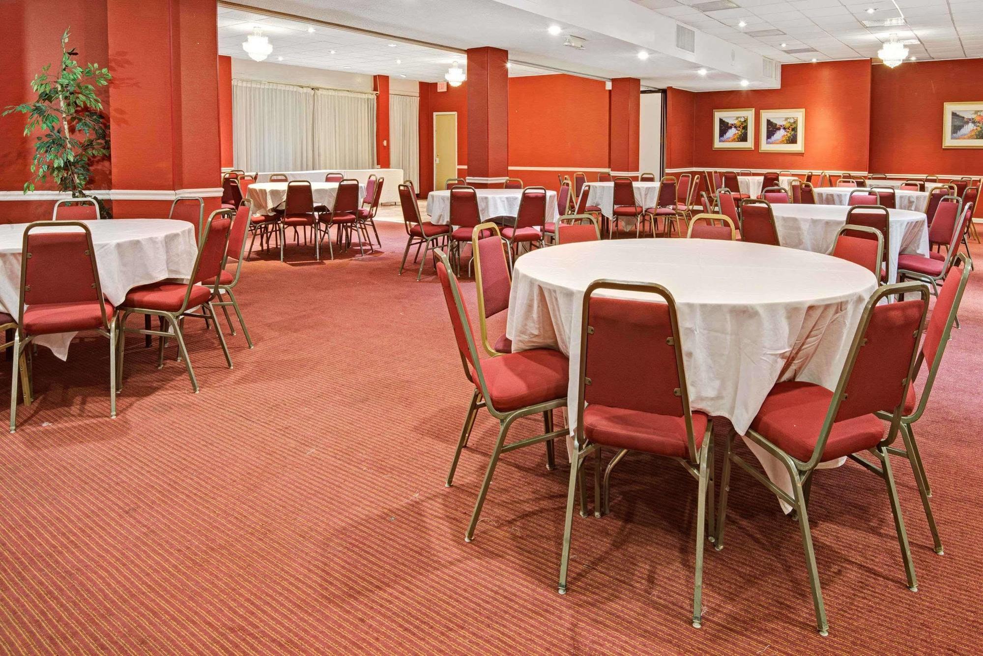 Ramada Overland Park Mission Экстерьер фото