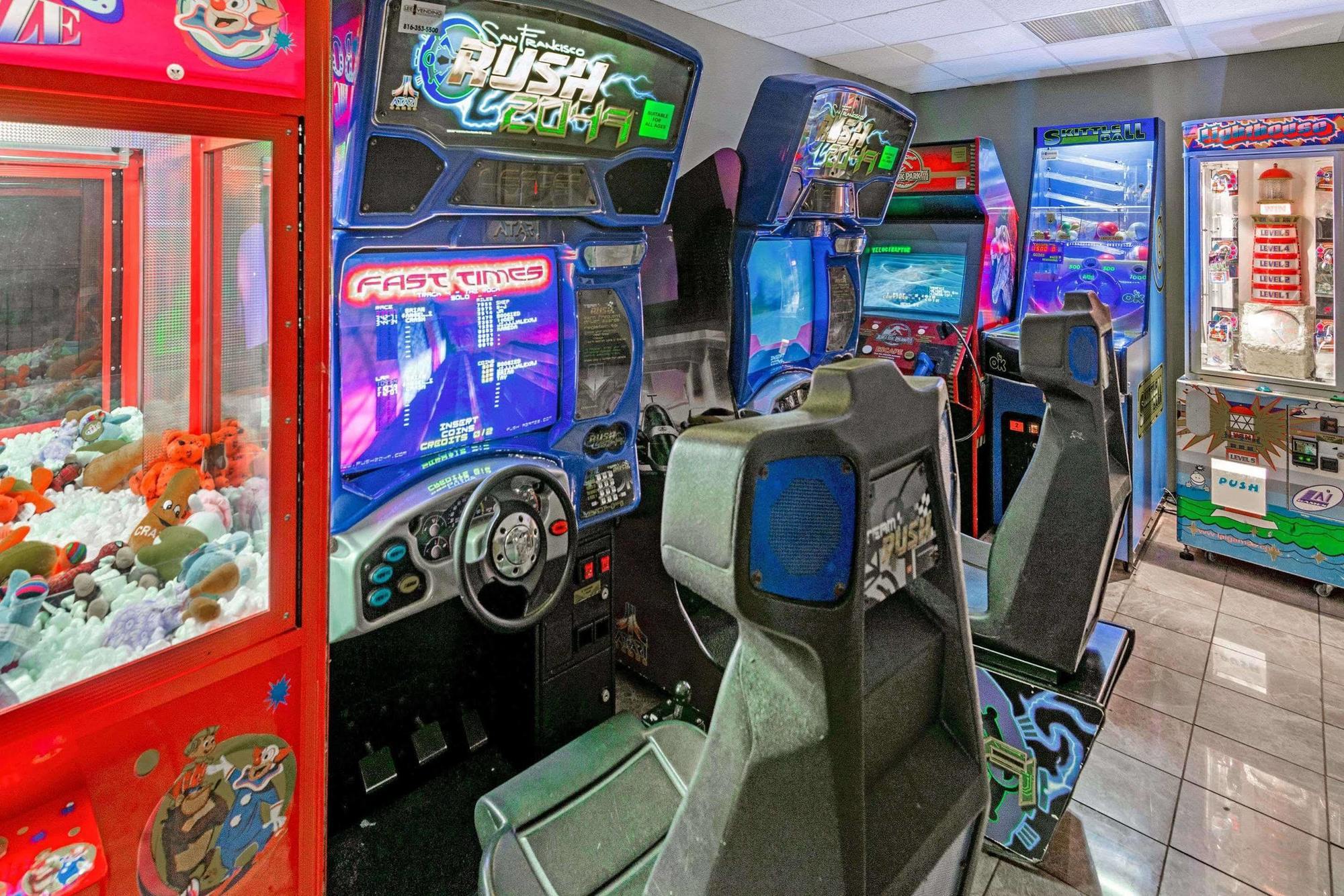 Ramada Overland Park Mission Экстерьер фото