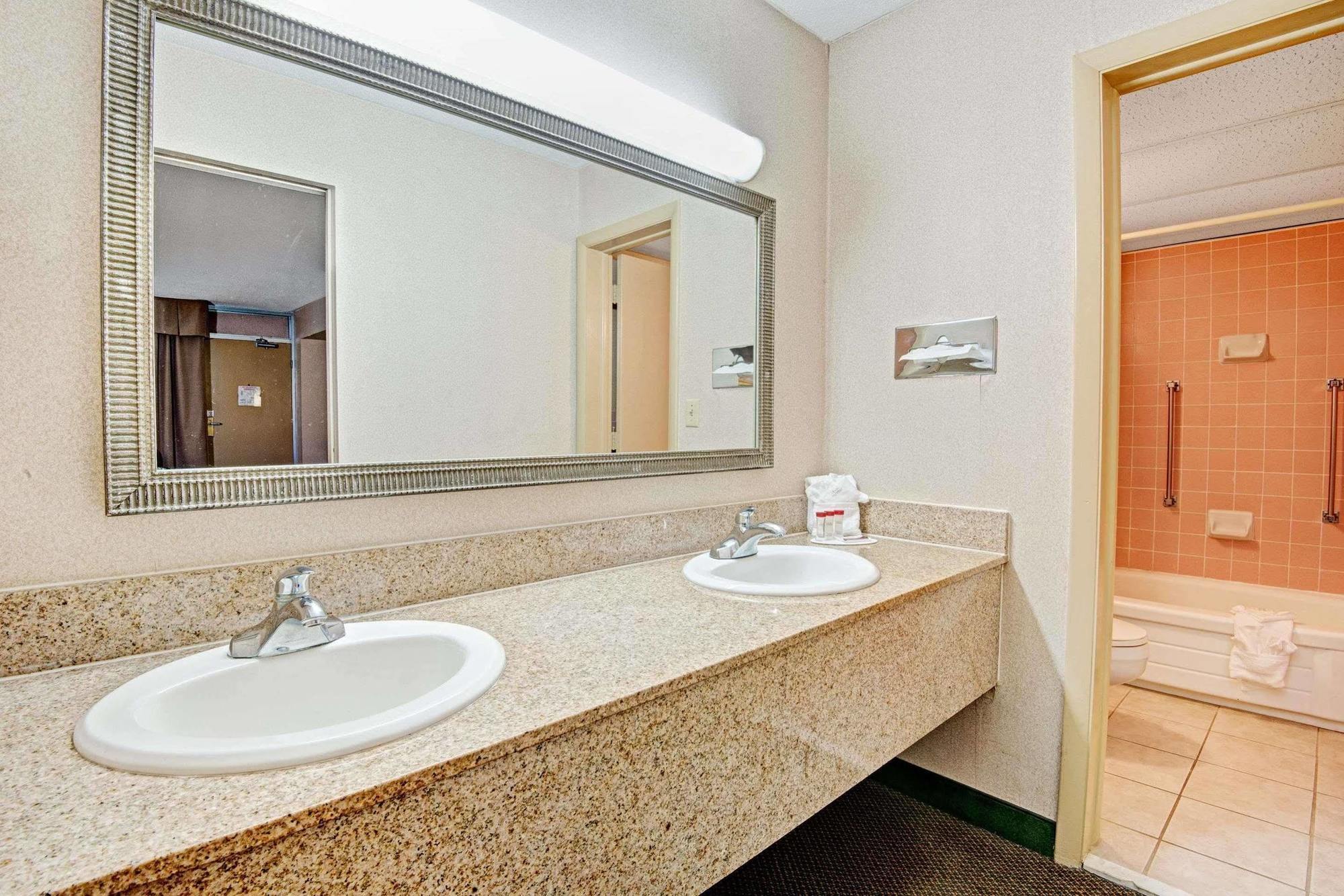 Ramada Overland Park Mission Экстерьер фото