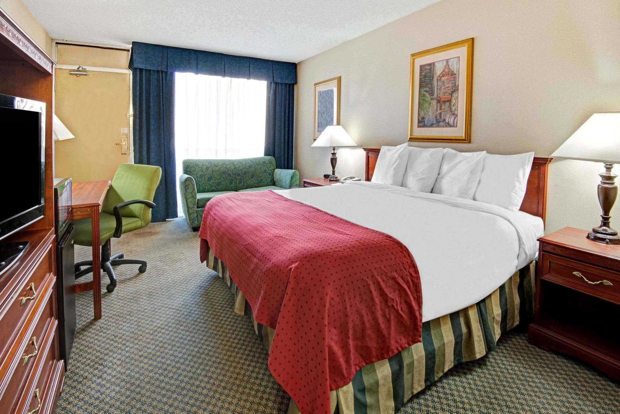 Ramada Overland Park Mission Экстерьер фото
