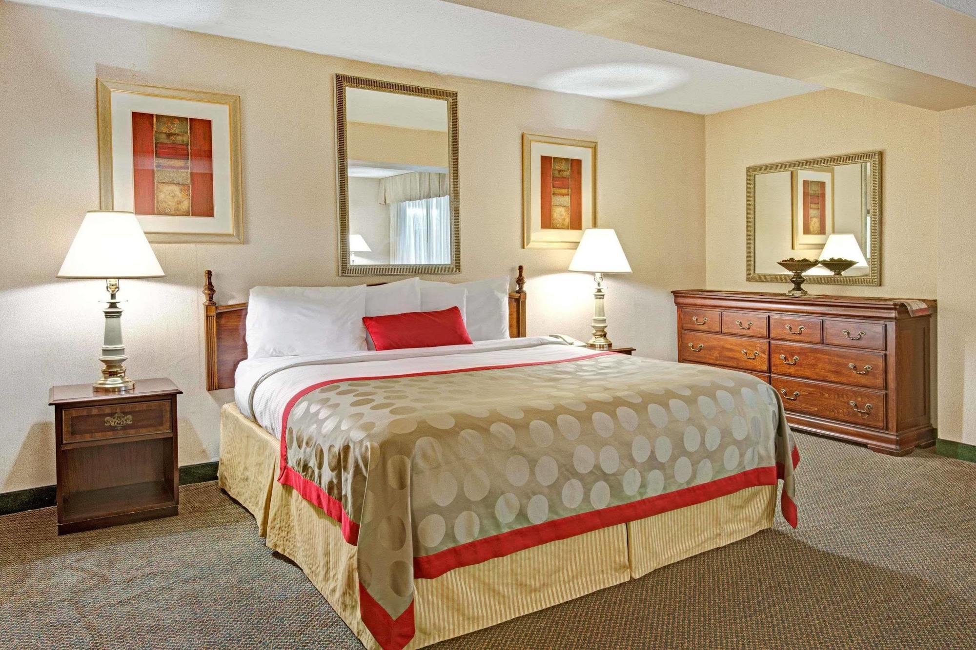 Ramada Overland Park Mission Экстерьер фото