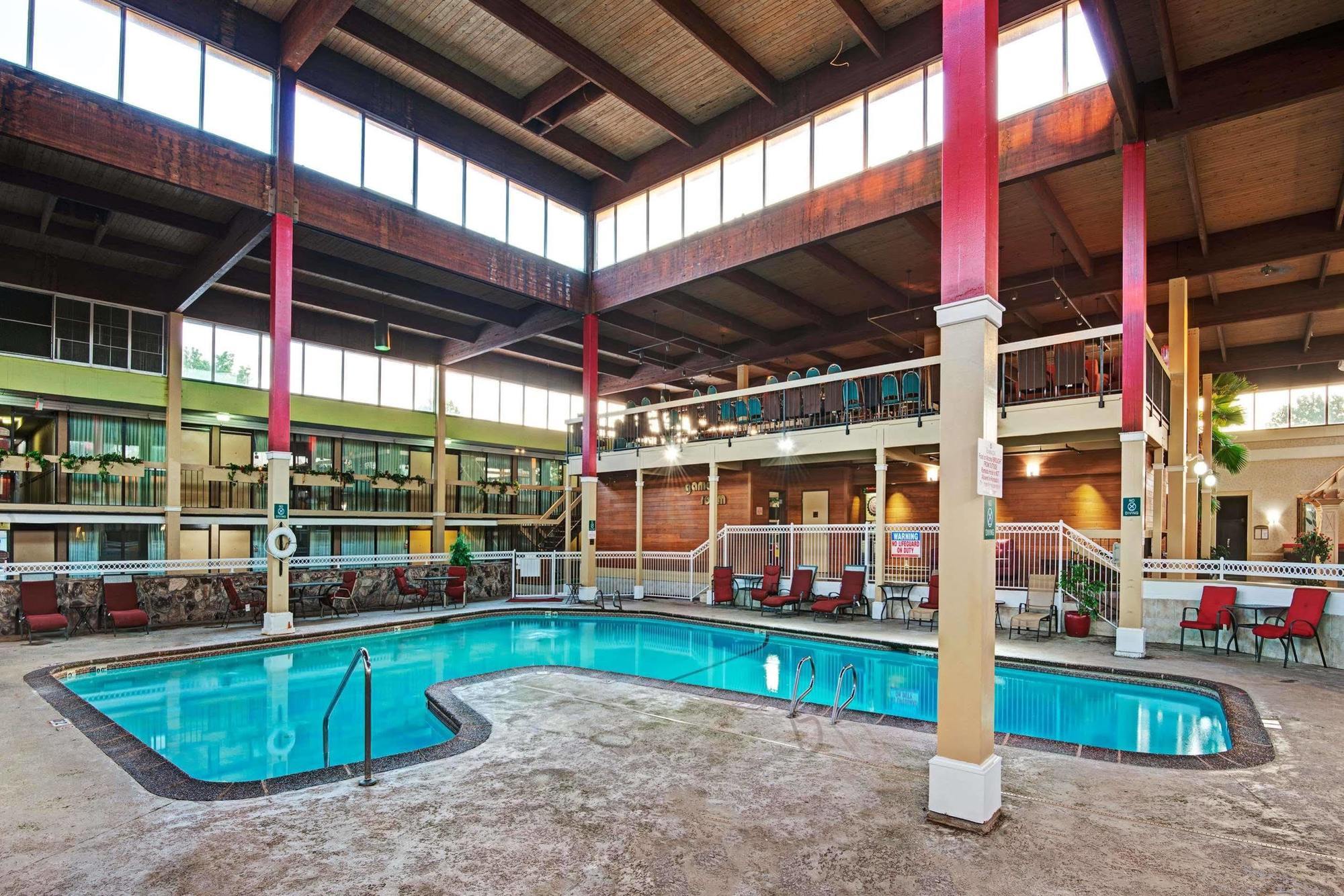 Ramada Overland Park Mission Экстерьер фото