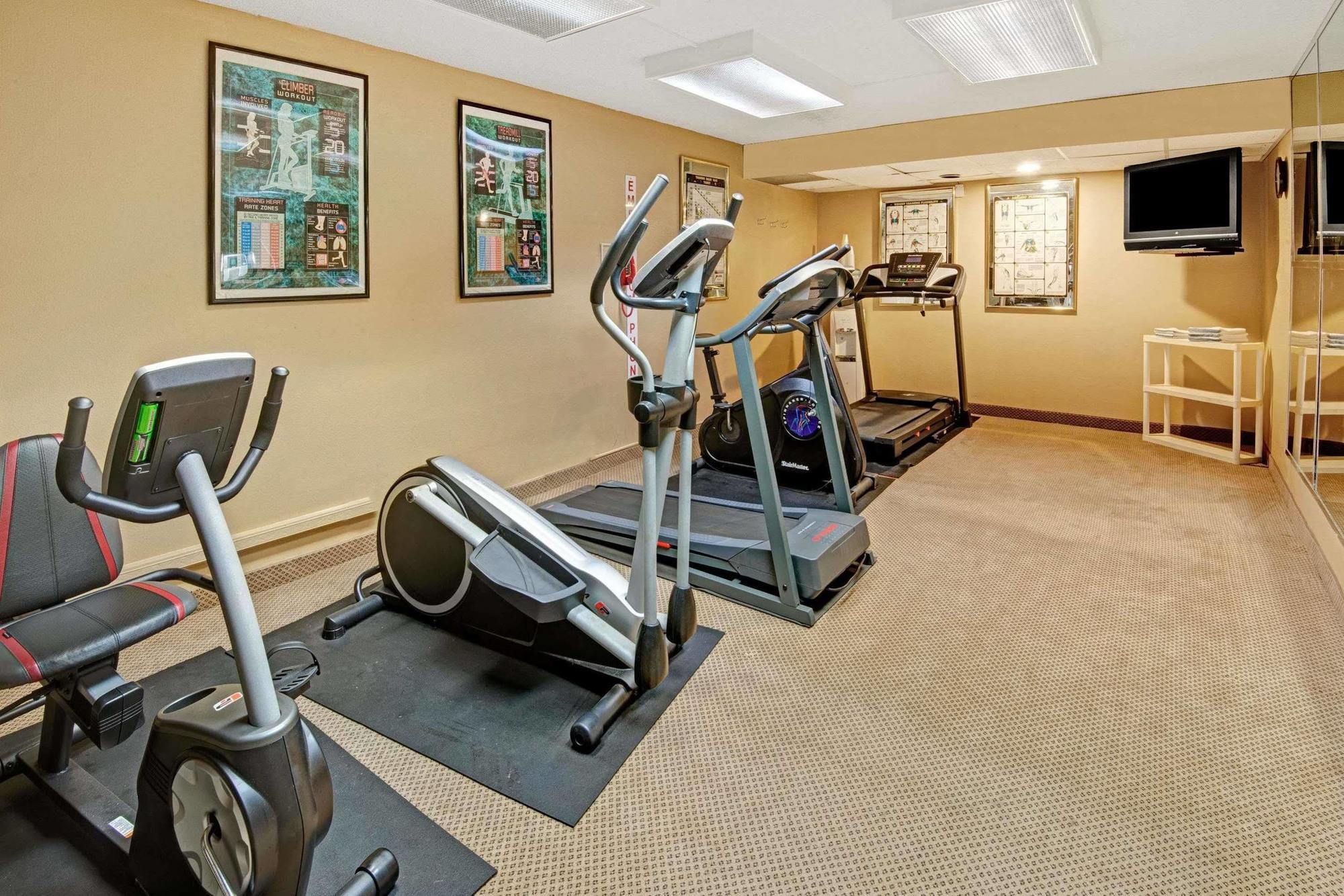 Ramada Overland Park Mission Экстерьер фото