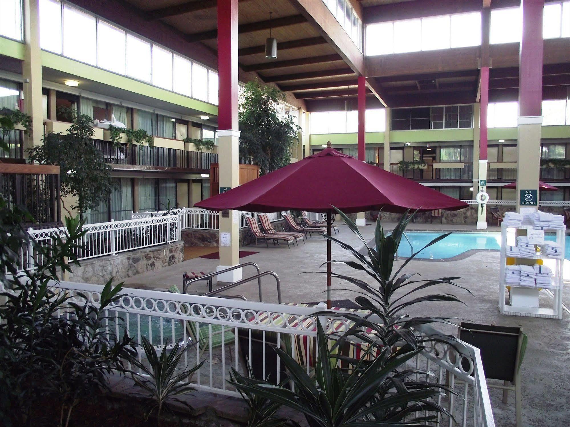 Ramada Overland Park Mission Экстерьер фото