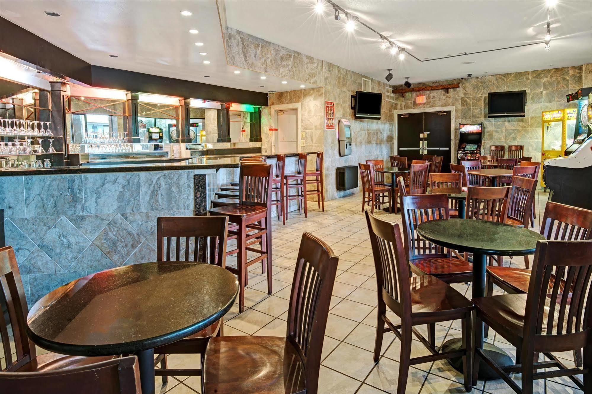 Ramada Overland Park Mission Экстерьер фото