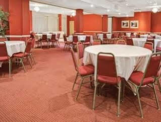 Ramada Overland Park Mission Экстерьер фото